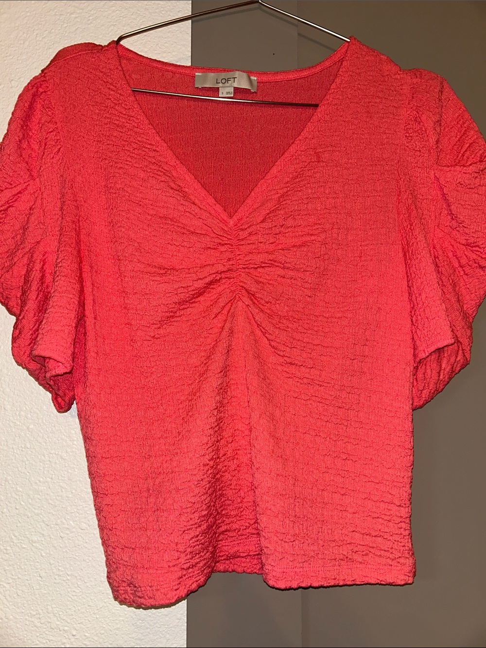 LOFT Coral Textured V-Neck Puff Sleeve Top